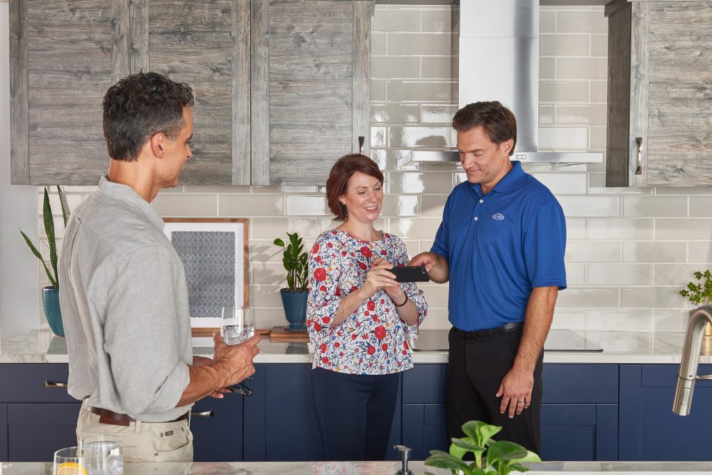 Dealer Couple Kitchen Smartphone 1 scaled